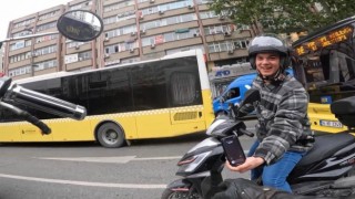 İstanbulda trafikte kahkahaya boğan kaza: Motosikletine çarpan kişi annesi çıktı