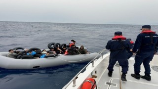 İzmir açıklarında 56 göçmen karaya çıkartıldı