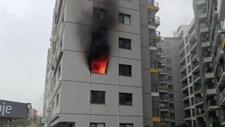 İzmirde 8 katlı sitede yangın paniği