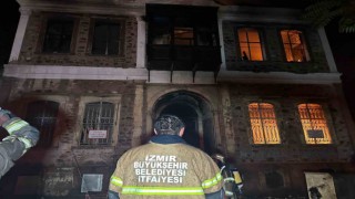 İzmirde alev alev yanan tarihi bina küle döndü