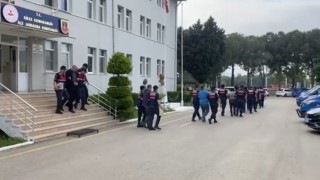 İzmirde bin 46 düzensiz göçmen yurt dışına kaçmaya çalışırken yakalandı