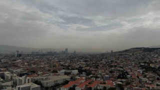 İzmirde hava griye döndü, çöl tozu sis gibi kente çöktü