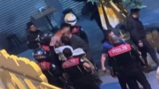 İzmirde kavgaya müdahale eden polislere saldıran şahıs kamerada