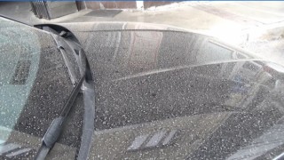 İzmirde toz taşınımlı hava etkili oldu, araçlara çamur yağdı