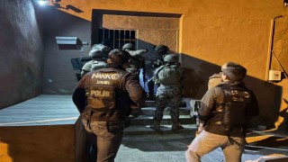 İzmirde ünlü gece kulübüne uyuşturucu baskını: 3ü polis 24 gözaltı