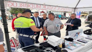 Jandarma ekipleri Kuşadasında vatandaşları bilgilendirdi