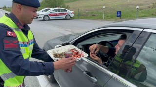 Jandarma sürücüleri lokum ve çikolata ile durdurdu