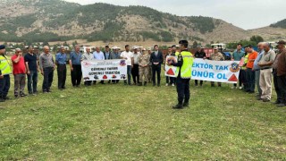 Jandarmadan traktör sürücülerine güvenli tarım eğitimi