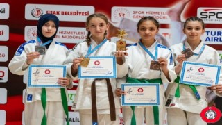 Judocular madalya ile döndü