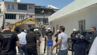 Kaçak yaptığı yapı 4 kez yıkıldı, bir daha yıkılmasın diye çatıya çıkarak direndiler
