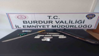 Kaçan araçtan, silah, bıçak ve uyuşturucu çıktı: 25 bin TL para cezası uygulandı