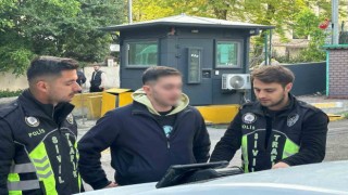 Kadıköyde motosikleti yayaların üzerine sürerek dalga geçen sürücü yakalandı