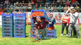 Kadınlar domates kasası yarışmasında erkeklere taş çıkarttı