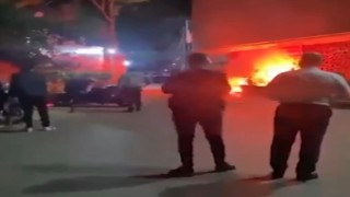 Kalamış Galatasaray tesislerinin önünde toplanan Fenerbahçeli bir grup, tesise meşale ve yabancı madde fırlattı