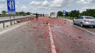 Kamyonet devrildi, kasadaki karpuzlar yola saçıldı: 2 yaralı