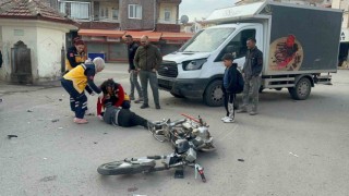 Kamyonet ile motosiklet çarpıştı: 2 yaralı