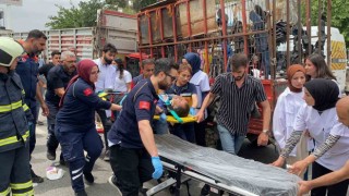 Kamyonet tırın altına girdi: 1i ağır 2 yaralı
