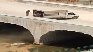 Kamyonetteki çöpleri dereye boşalttılar