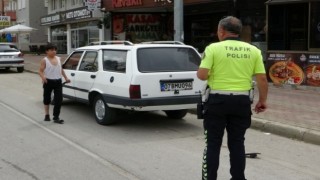 Kamyonetten düşen çocuk minibüsün altında kalmaktan son anda kurtuldu