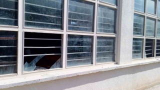 Kapalı spor salonunun camları kırıldı