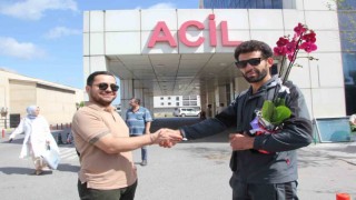 Kapısında doğum yaptığı otelin sahibinden bedava konaklama ve altın