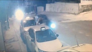 Kapıyı açıp taksiden indiği esnada otomobil böyle çarptı
