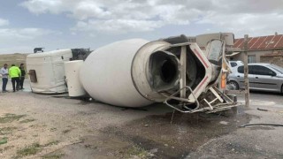 Karamanda beton mikseri devrildi: 1 yaralı