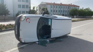 Karamanda hafif ticari araçlar çarpıştı: 2 yaralı