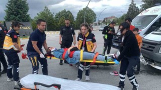 Karamanda minibüs motosiklete arkadan çarptı: 1 yaralı