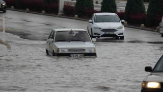 Karamanda sağanak etkili oldu, araçlar yolda mahsur kaldı