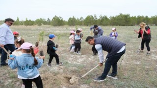 Karapınarda ilkokul öğrencileri fidan dikti