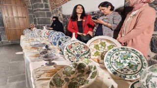 Karsta çini sergisi göz kamaştırdı