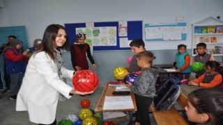 Karsta hayırsever iş kadınından öğrencilere destek