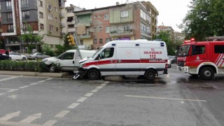 Kartalda ambulans ile hafif ticari araç çarpıştı: 4 yaralı