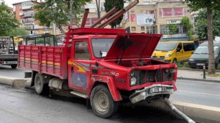 Kartalda freni patlayan kamyonet 2 araca çarptı: 1 yaralı