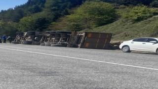 Kastamonuda tomruk yüklü tır devrildi: 1 yaralı