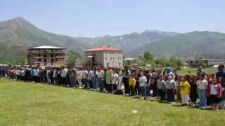 Kato Dağı eteklerinde yüzlerce öğrenci uçurtma uçurdu