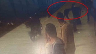Kavga eden şahıs yola savrulunca araçların altında kalmaktan son anda kurtuldu