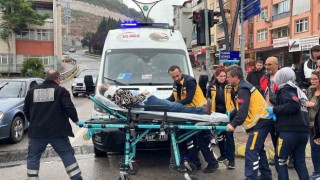 Kavşakta otomobiller çarpıştı: 3 yaralı