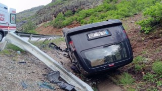 Kayganlaşan yolda kontrolden çıkan araç ters döndü: 4 yaralı