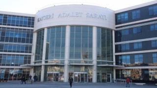 Kayseride eniştesi olarak bildiği babasını öldüren kadının davasına devam edildi