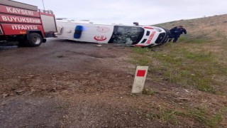Kaza ihbarına giden ambulans kaza yaptı: 3 yaralı