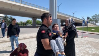 Kazada yaralanan çocuğu ambulansa kucağında götürdü
