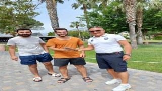 Kemer Zabıtası bulduğu telefonu sahibine teslim etti