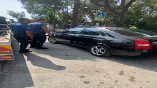 Kendisini otomobiline kilitleyen sürücü, polise zor anlar yaşattı