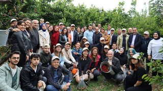 İzmir'de gençler Kiraz hasat şenliğine enerji kattı