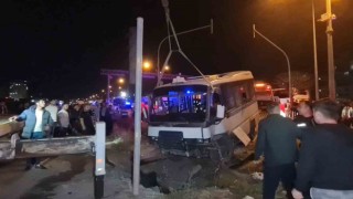 Kırıkkalede feci kaza... Yolcu minibüsü ile otomobil çarpıştı: 22 yaralı