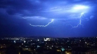 Kırıkkalede şimşekler görsel şölen oluşturdu