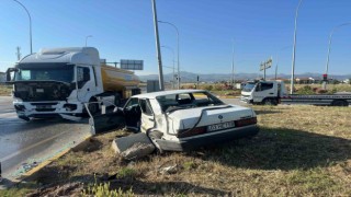 Kırmızı ışık ihlali yapan çekici otomobile çarptı, 3 yaralı