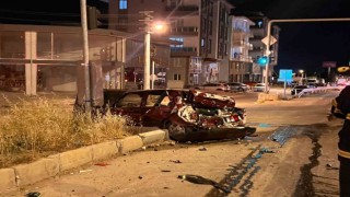 Kırmızı ışıkta bekleyen otomobile kamyon çarptı: 2 kişi yaralandı, yol trafiğe kapatıldı